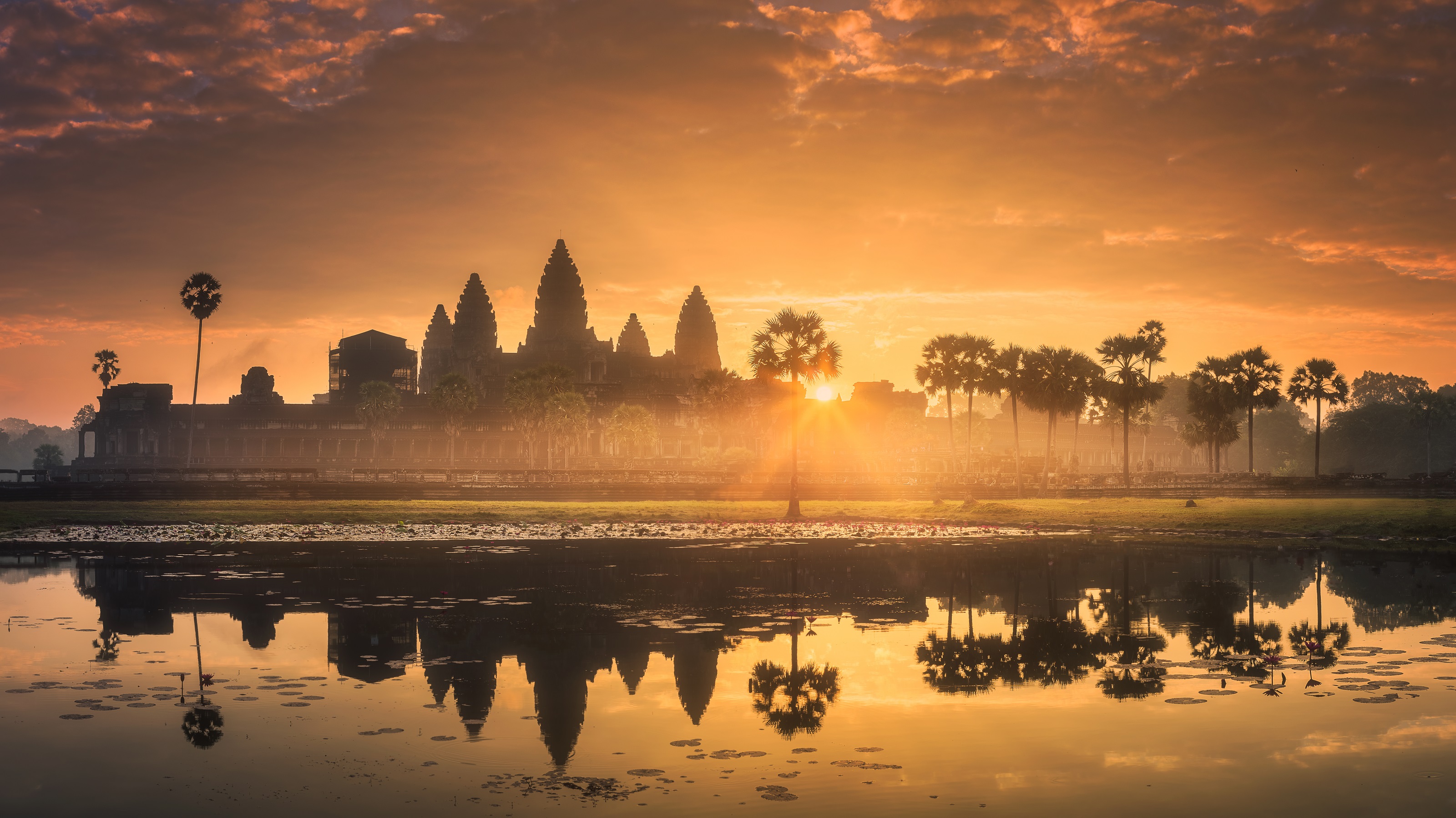 XL Cambodja Angkor Wat Sunrise Golden Sky