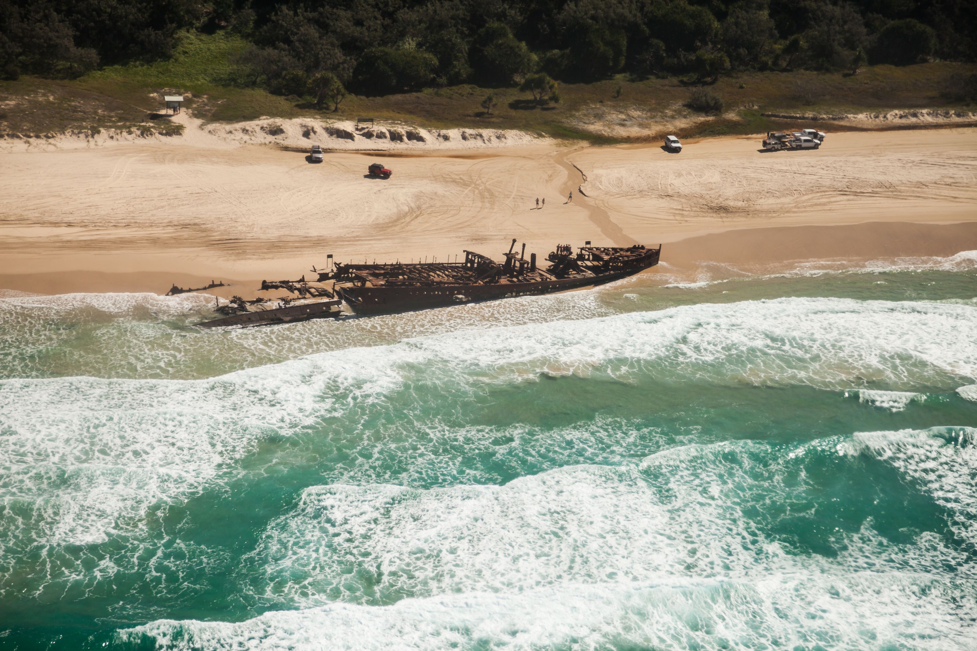 Xl Australia Queensland Fraser Island Shipwreck On Beach Jeeps