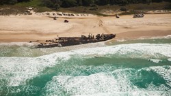 Xl Australia Queensland Fraser Island Shipwreck On Beach Jeeps
