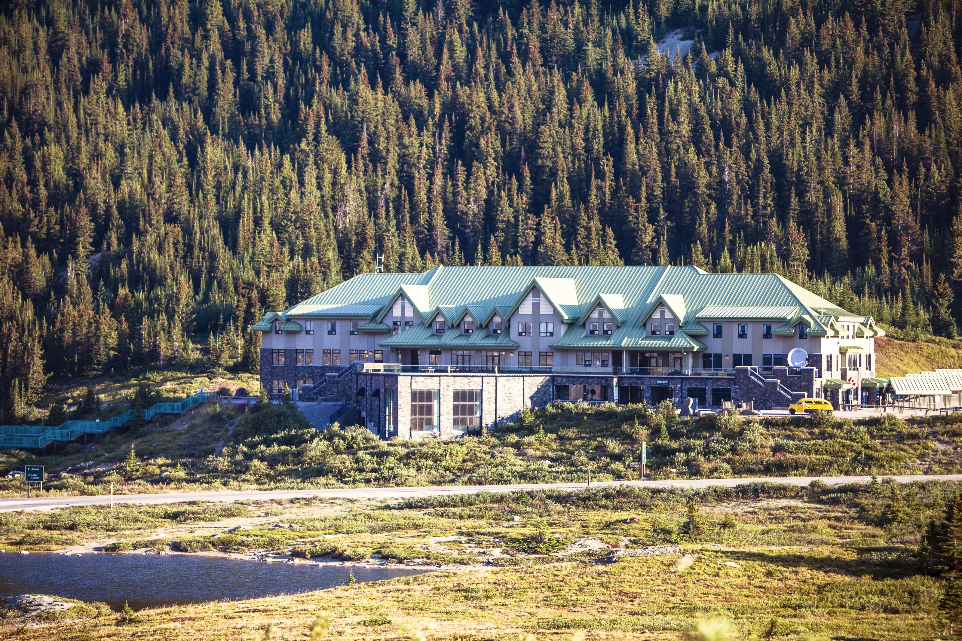 XL Canada Alberta Hotel Glacier View Lodge Exteriour Day