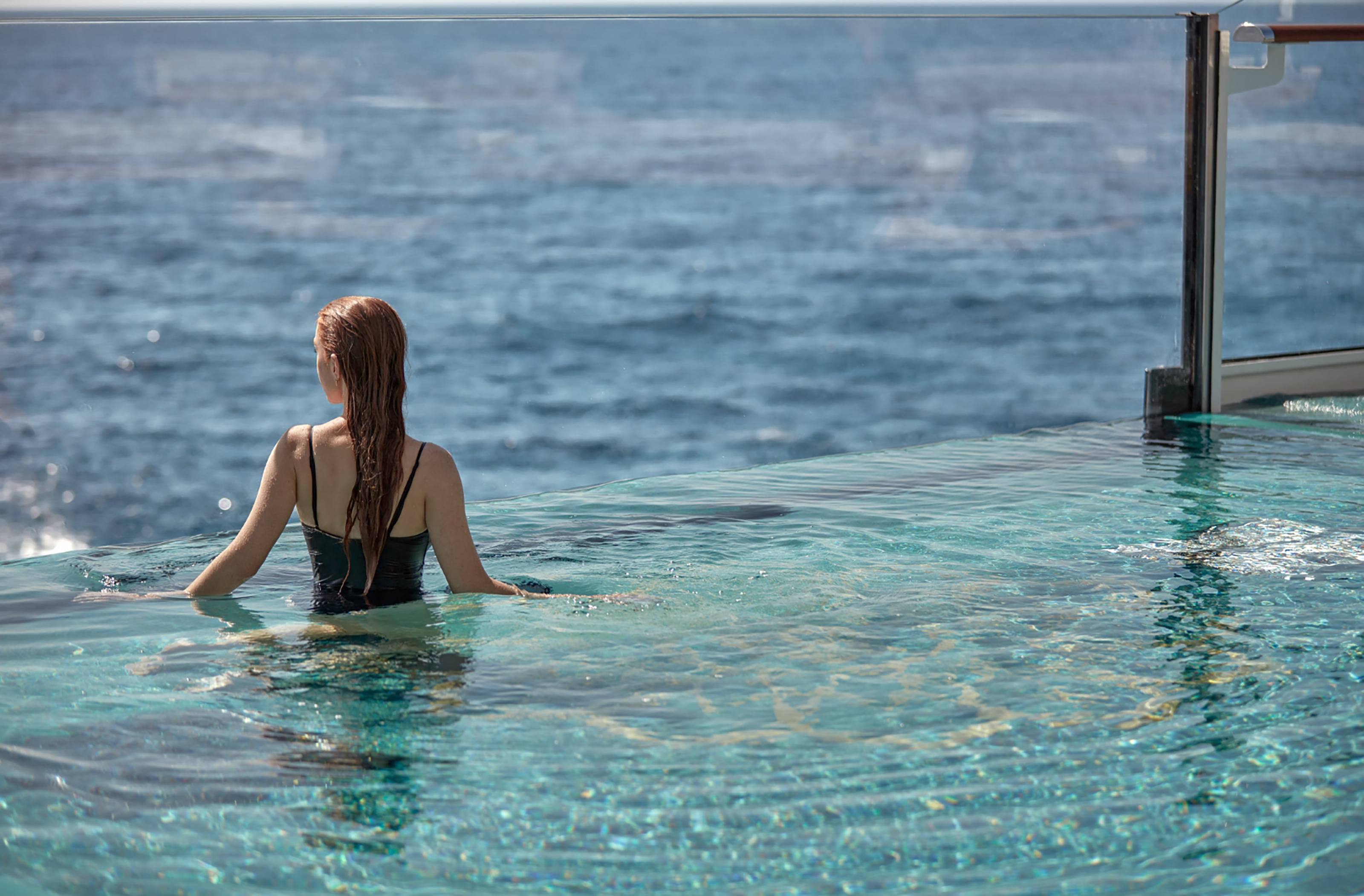 XL EXPLORA I Services Pool Woman