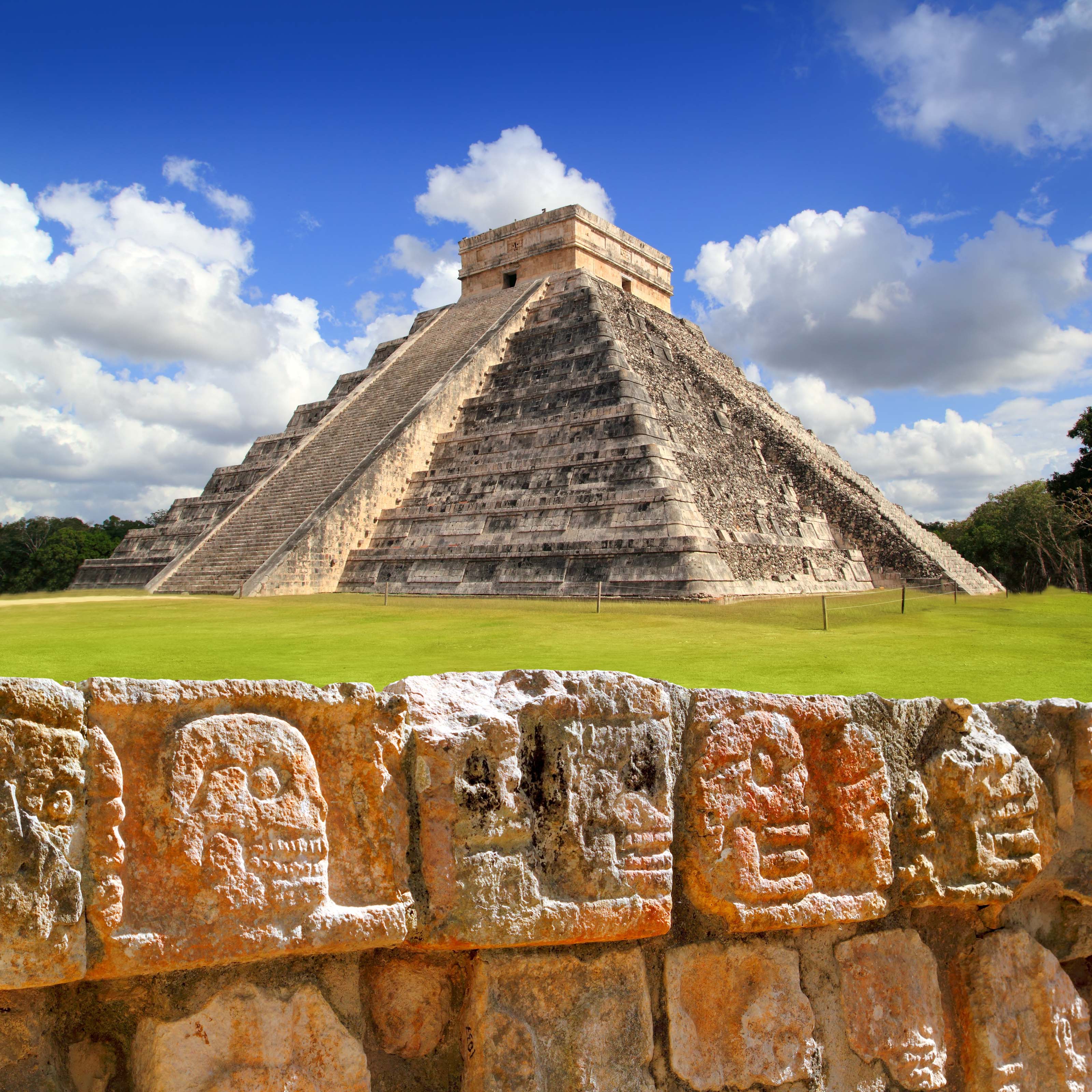 XL Mexico Yucatan Chichen Itza Tzompantli The Wall Of Skulls And Kukulkan Pyramid El Castillo