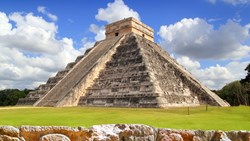 XL Mexico Yucatan Chichen Itza Tzompantli The Wall Of Skulls And Kukulkan Pyramid El Castillo