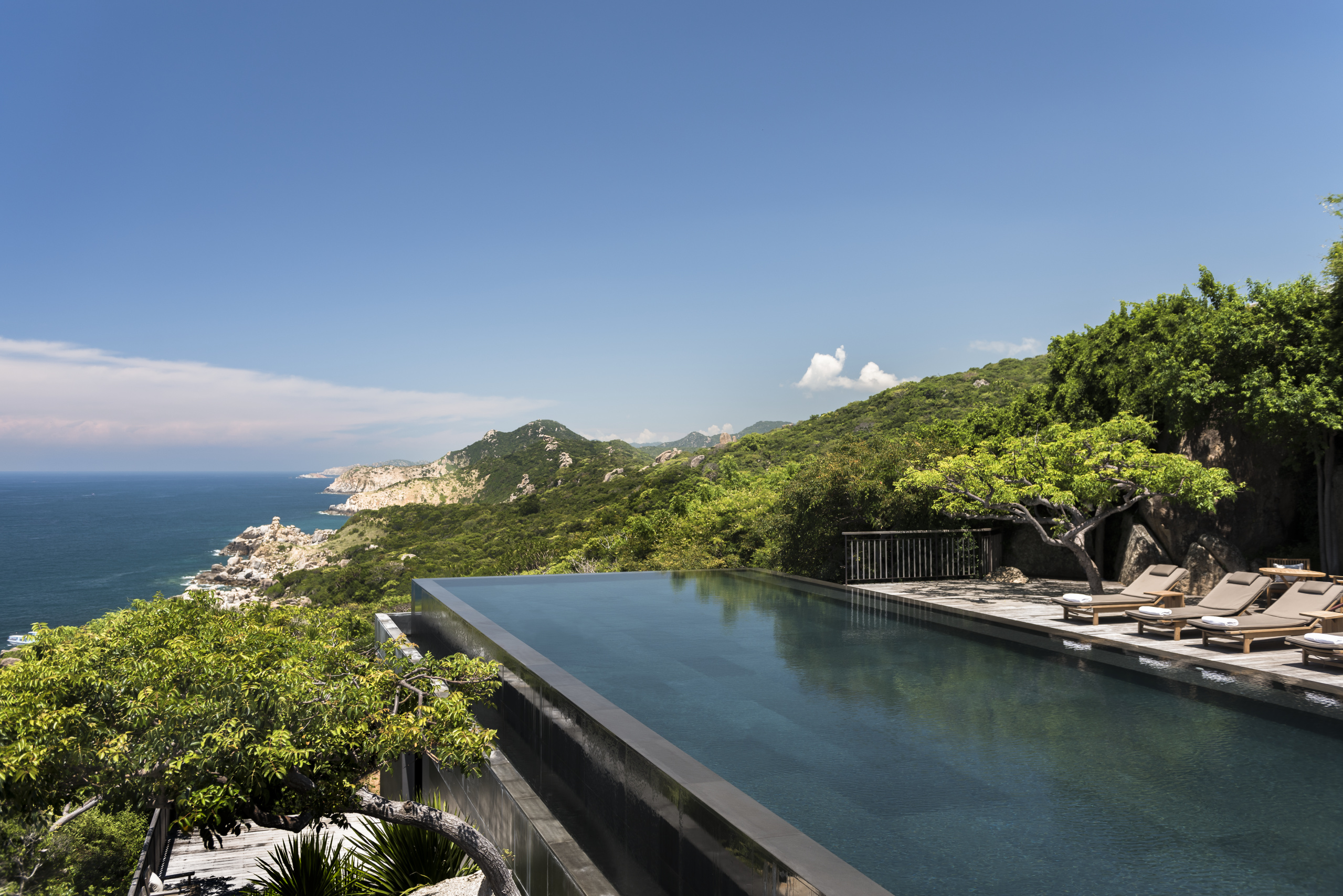 XL Vietnam Vinh Hy Amanoi Cliff Pool