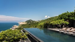 XL Vietnam Vinh Hy Amanoi Cliff Pool