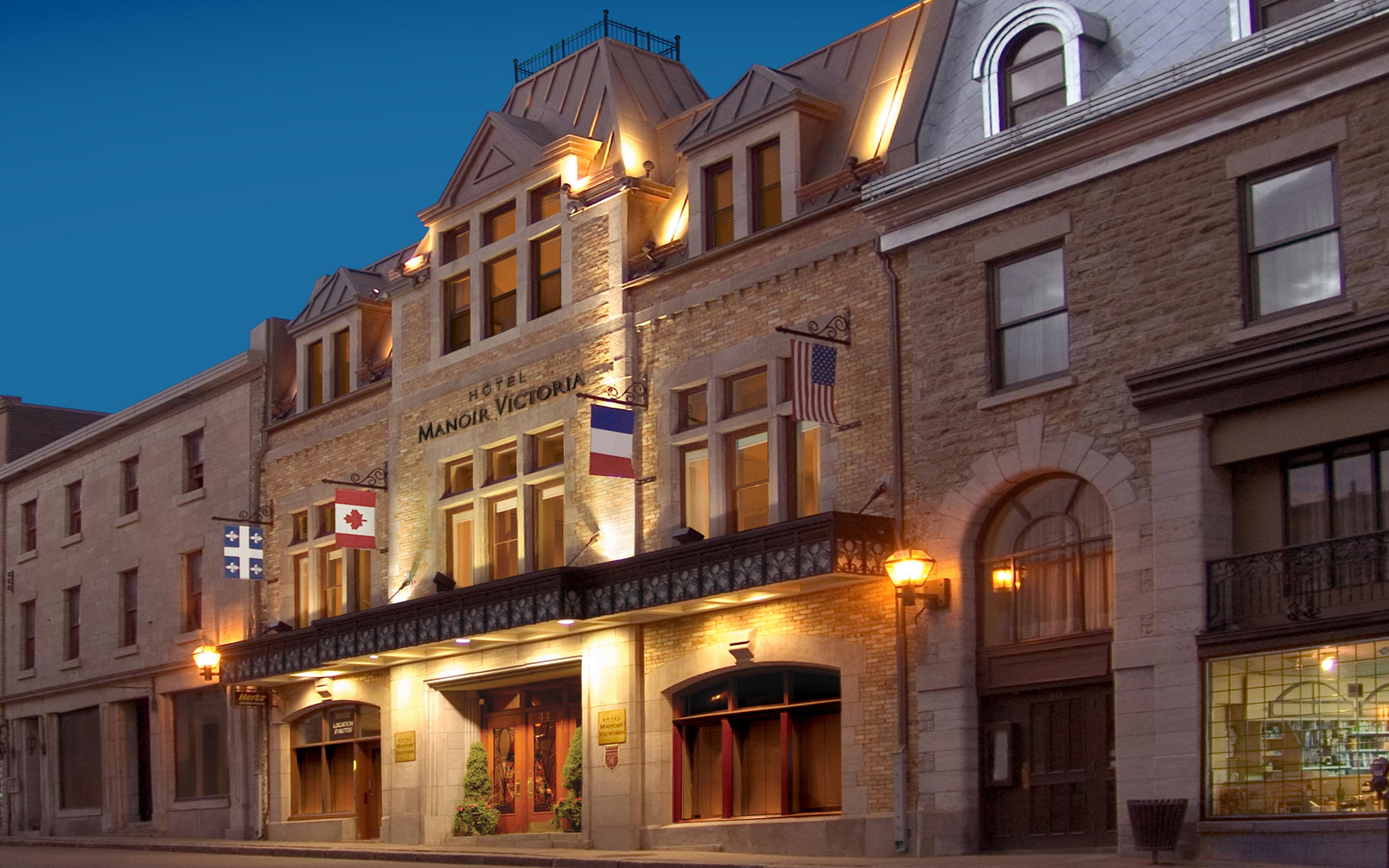 XL Canada Quebec Hotel Manoir Victoria Exterior Evening