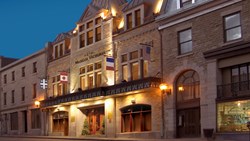 XL Canada Quebec Hotel Manoir Victoria Exterior Evening