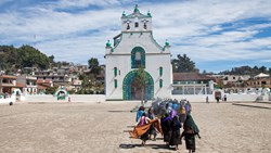 XL Mexico Chiapas San Juan Chamula Church People