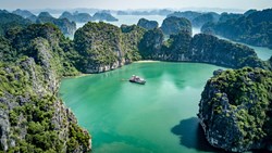 Xl Vietnam Bai Tu Long Bay And Halong Bay Cruising Small Bay