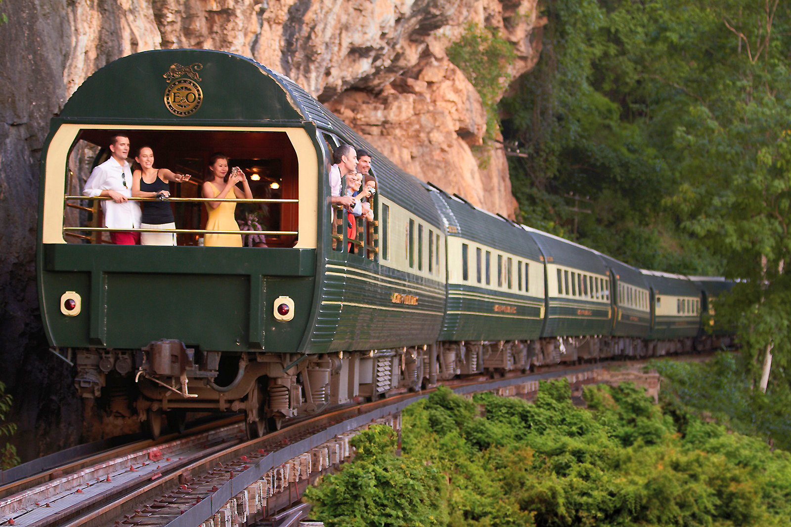 Xl Singapore Eastern Oriental Express Train Oberservation Car People