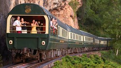 Xl Singapore Eastern Oriental Express Train Oberservation Car People