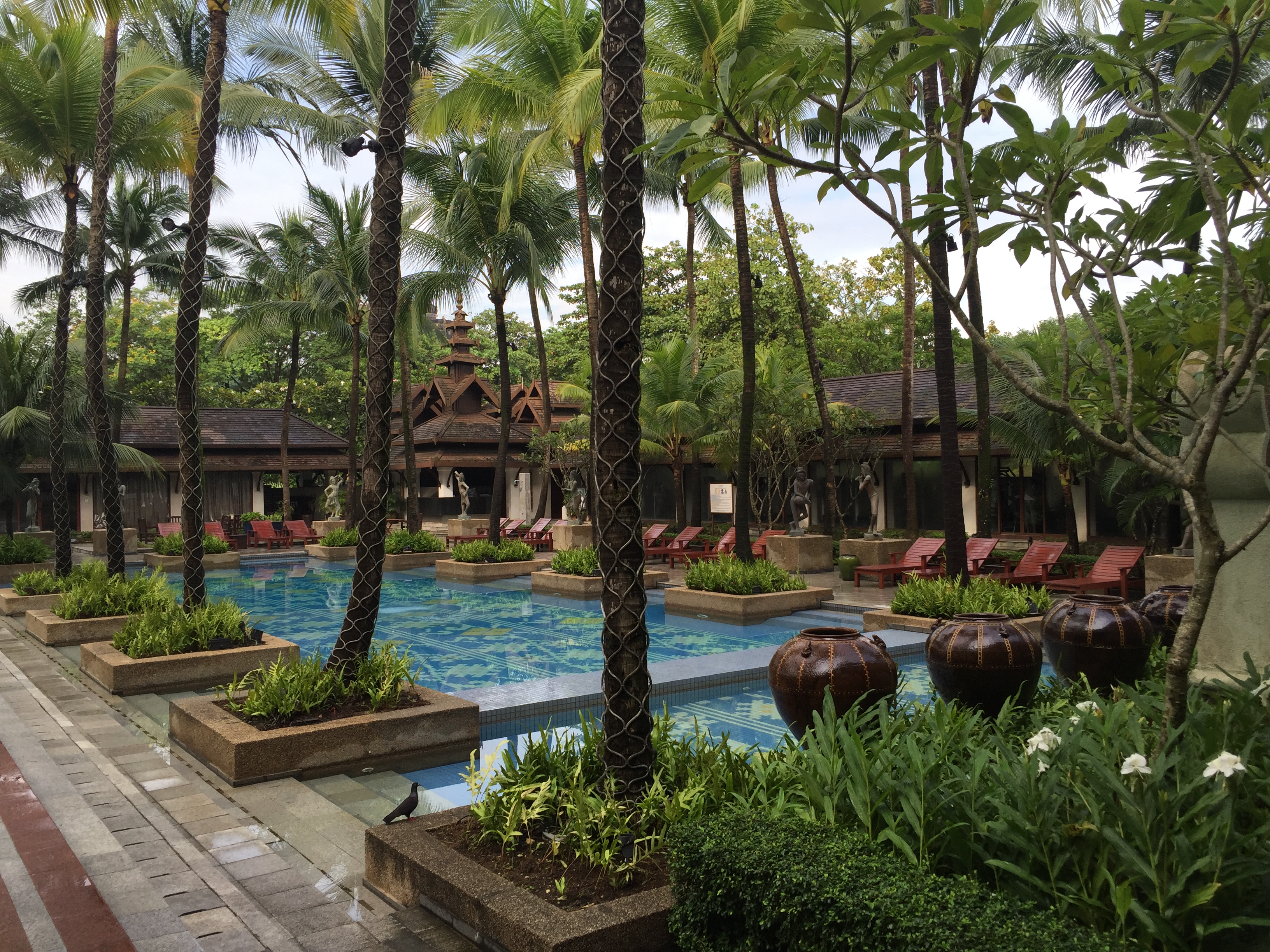 XL Burma Chatrium Hotel Royal Lake Yangon Pool