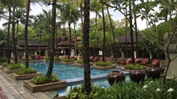 XL Burma Chatrium Hotel Royal Lake Yangon Pool