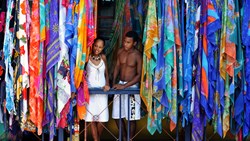XL Seychelles Mahe Market Man Woman