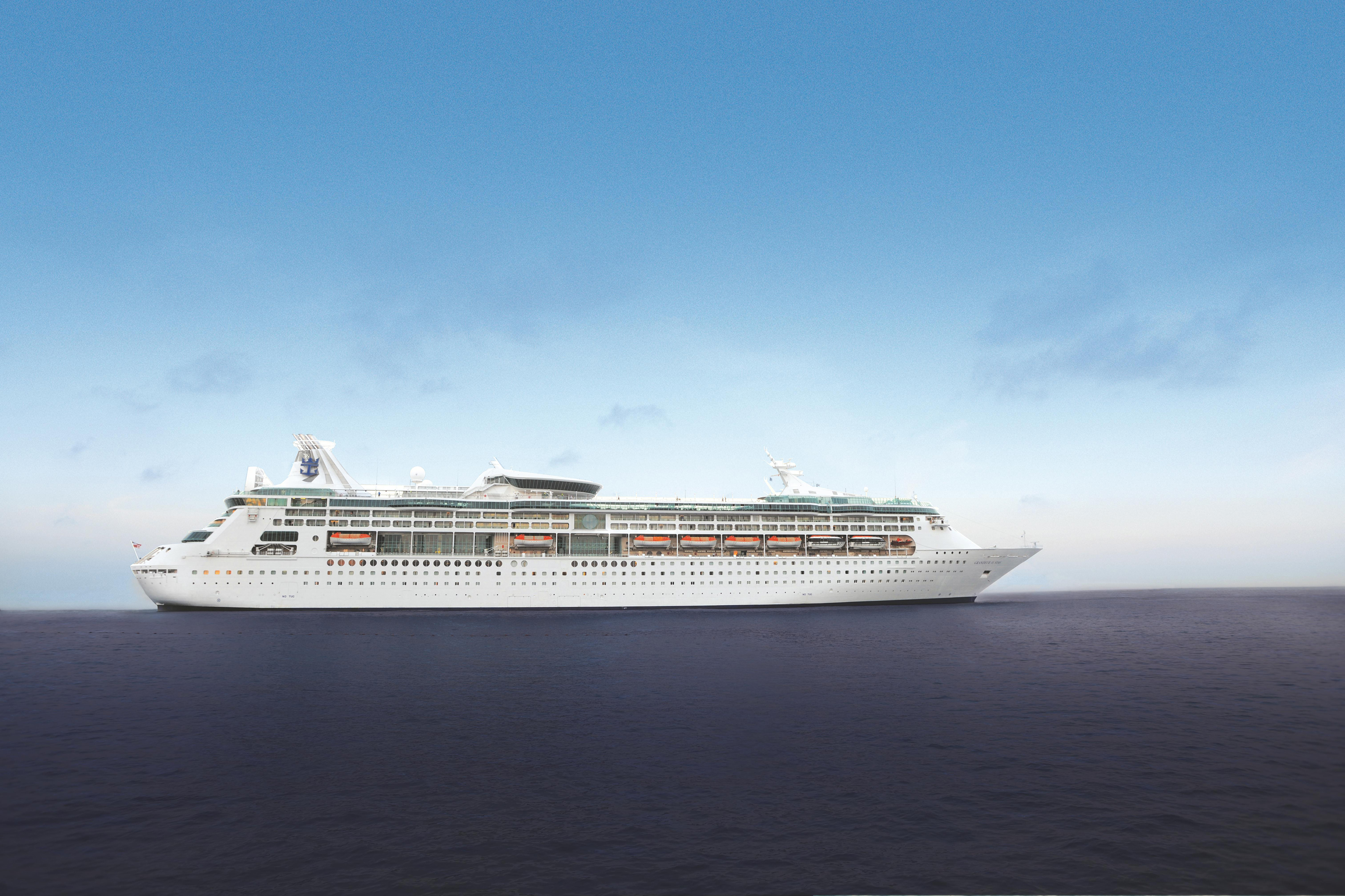 XL RCCL Grandeur Ship At Sea (1)