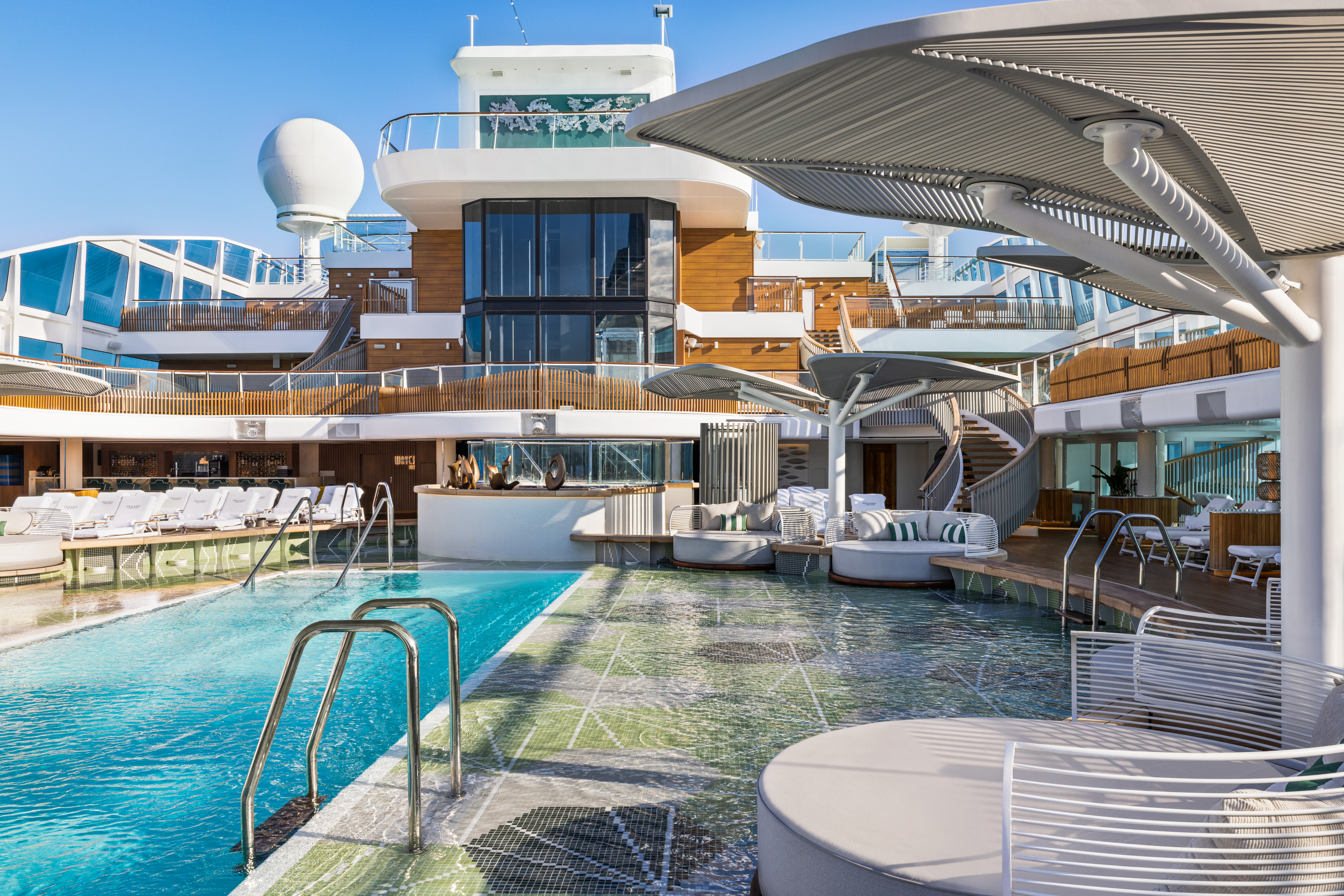 XL Oceania A Klasse Pool Deck Lounge