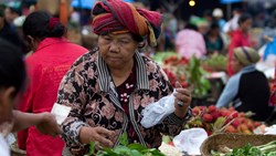 XL Ubud Old Woman Local Market Kayu Ambar Bali Indonesia