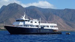 Xl Hawaii Cruise Ship Safari Explorer The Boat Mountains