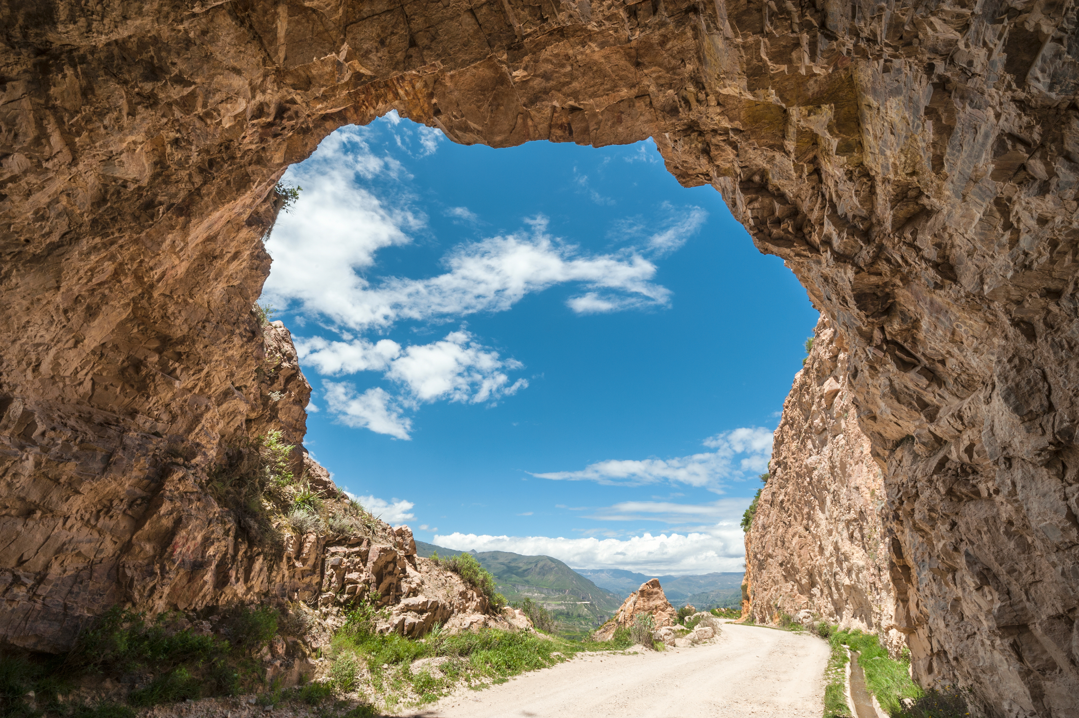 XL Peru Colca Canyon Cave View Road