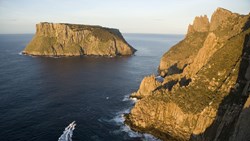 Xl Australien Tasmania Port Arthur Island Cruise Boat Rocks Aerial View