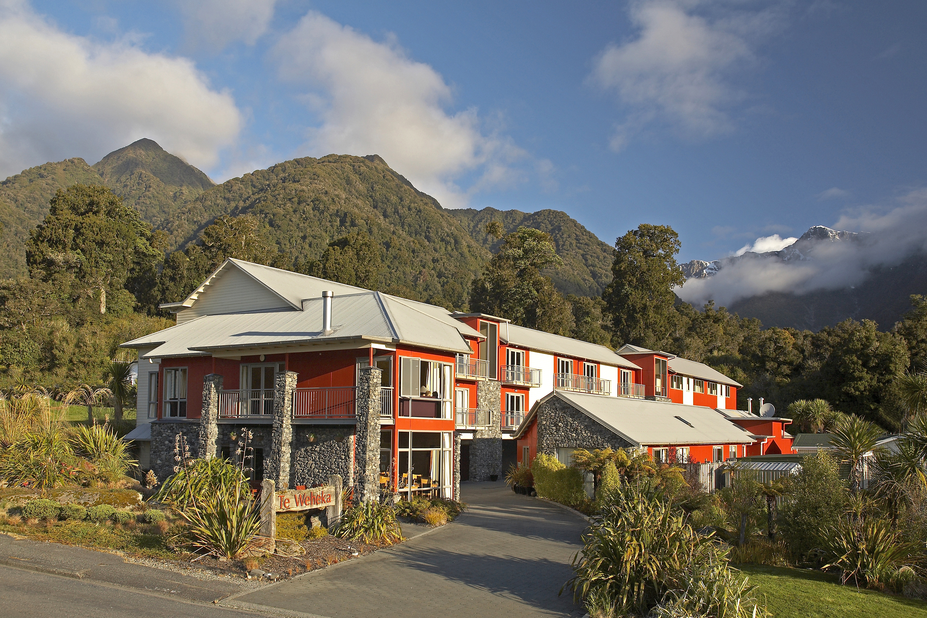 XL New Zealand DH Fox Glacier Exterior