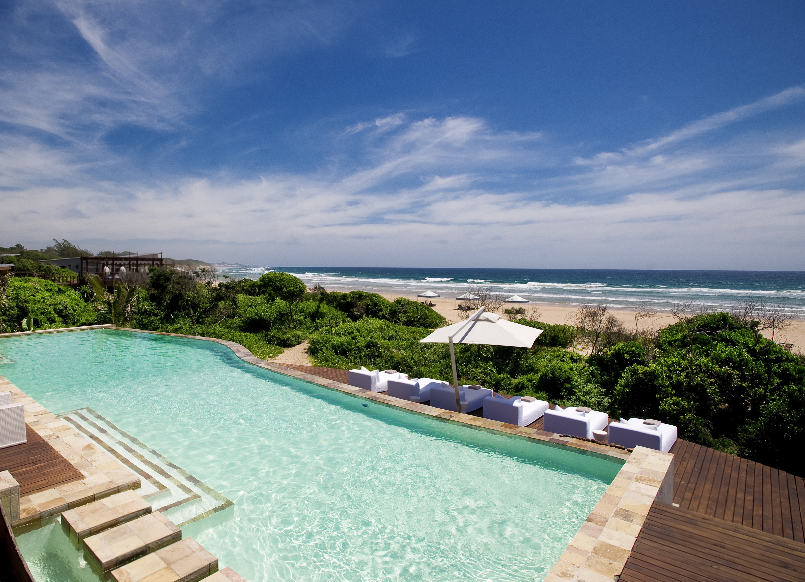 XL Mozambique White Pearl Pool Bar Area