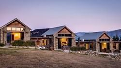 Xl New Zealand Tin Tub Luxury Lodge Wanaka Exterior Evening View