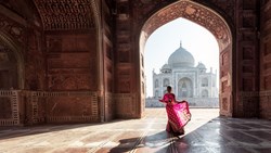 Xl India Agra Taj Mahal Woman In Sari