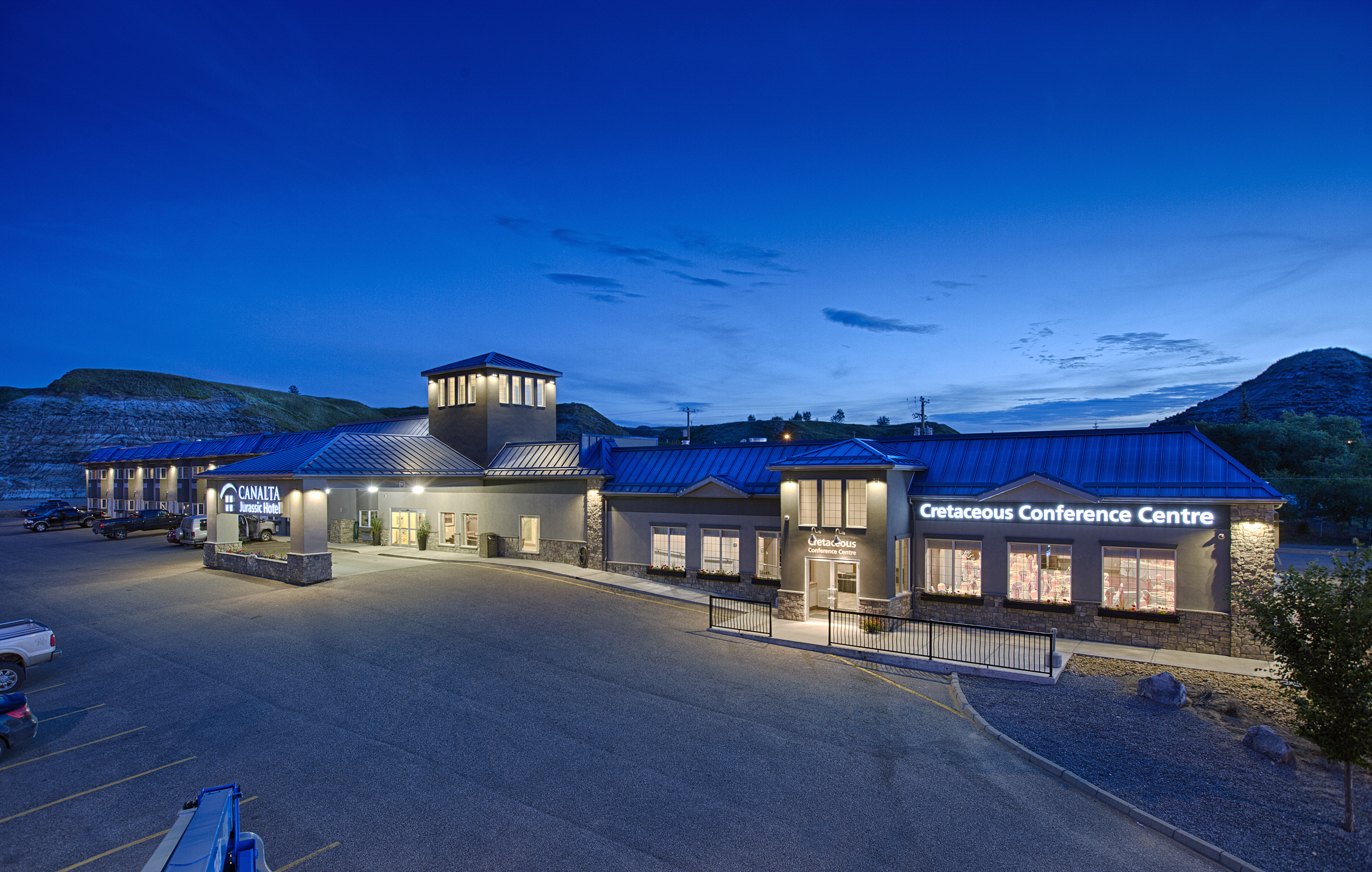 XL Canada Canalta Jurrasic Hotel Exterior Night