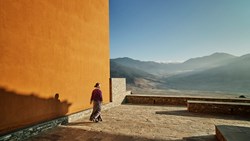 Xl Bhutan Six Senses Gangtey Arrival Courtyard With Host