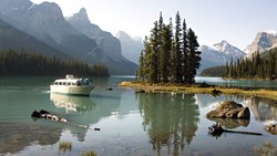 XL Canada Maligne Lake Cruise Spirit Island Boat