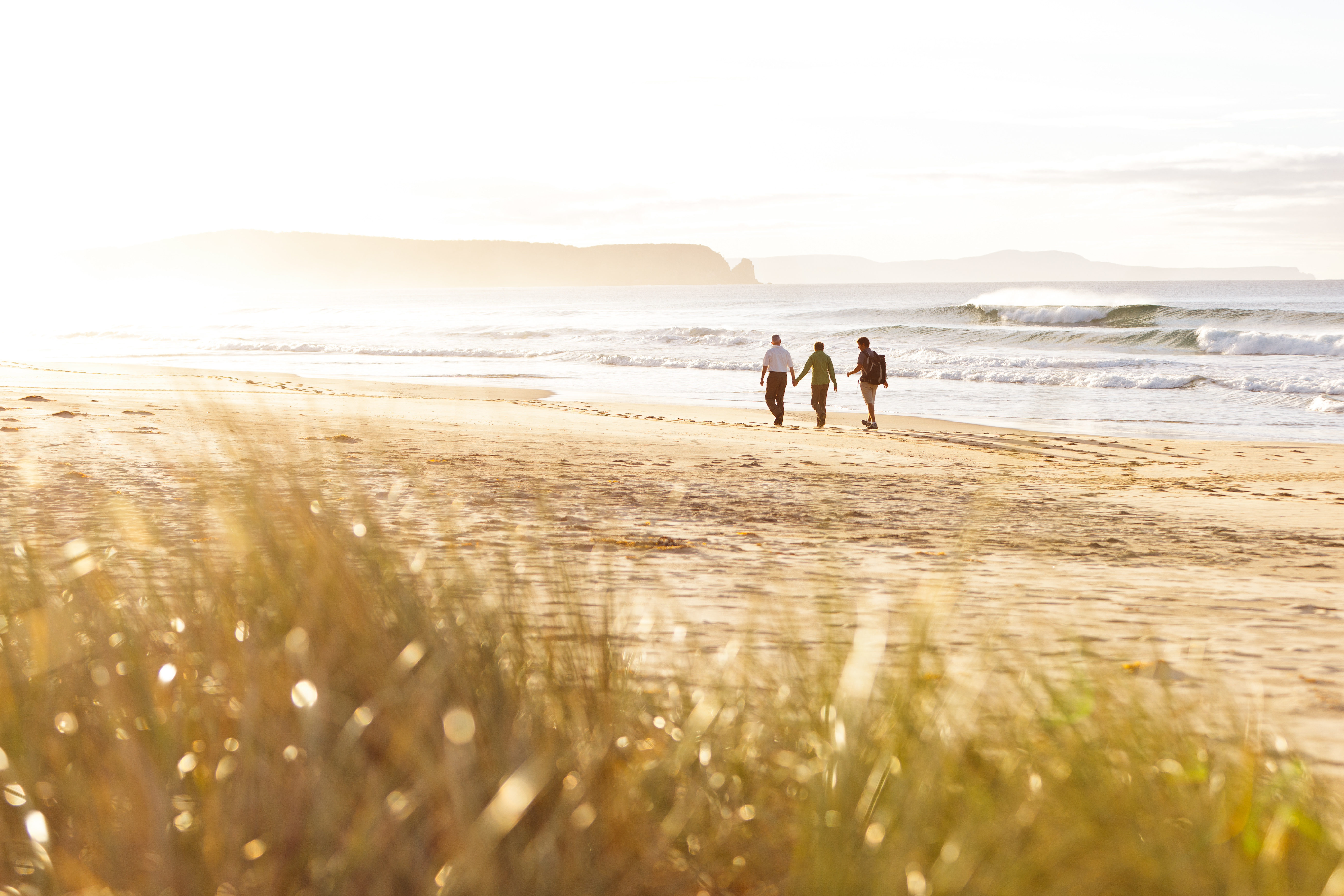 XL Australia Bruny Island Couple On Beach Sea Walk
