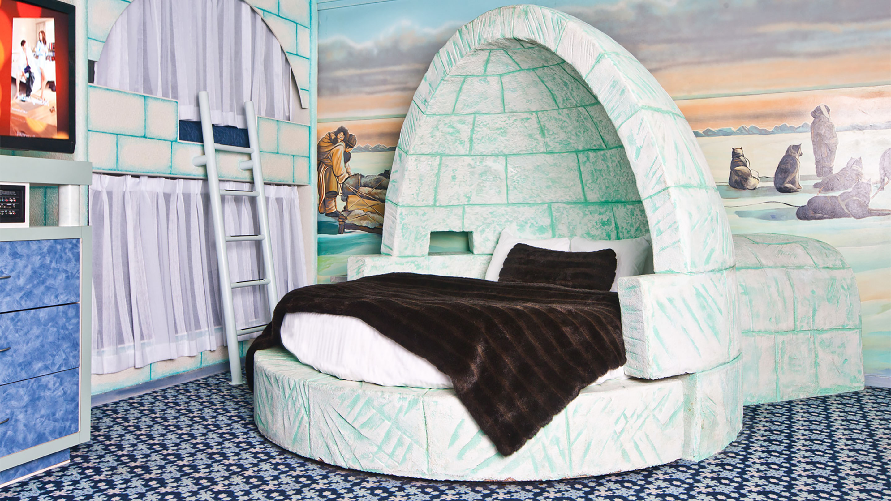 XL Canada Edmonton Fantasyland Hotel Igloo Room