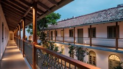XL Sri Lanka Galle Fort Fort Bazaar Courtyard Evning