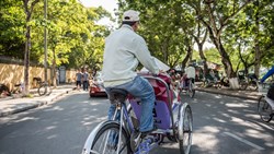 XL Vietnam Hue Rickshaw driver