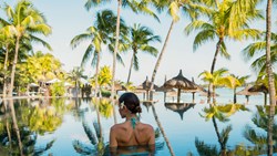 XL Mauritius Hotel Royal Palm Beachcomber Woman In Pool