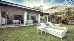 XL Sri Lanka Tangalle Kurumba Taru Villas Veranda Sunbeds