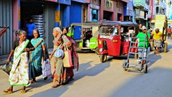 Xl Sri Lanka Colombo Tuk Tuk Safari Colourful Women In Street