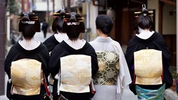 Xl Japan Kyoto Gion District Geisha And Maikos