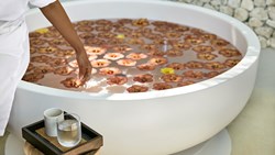 Xl Maldives COMO Cocoa Island Bathtub With Flowers