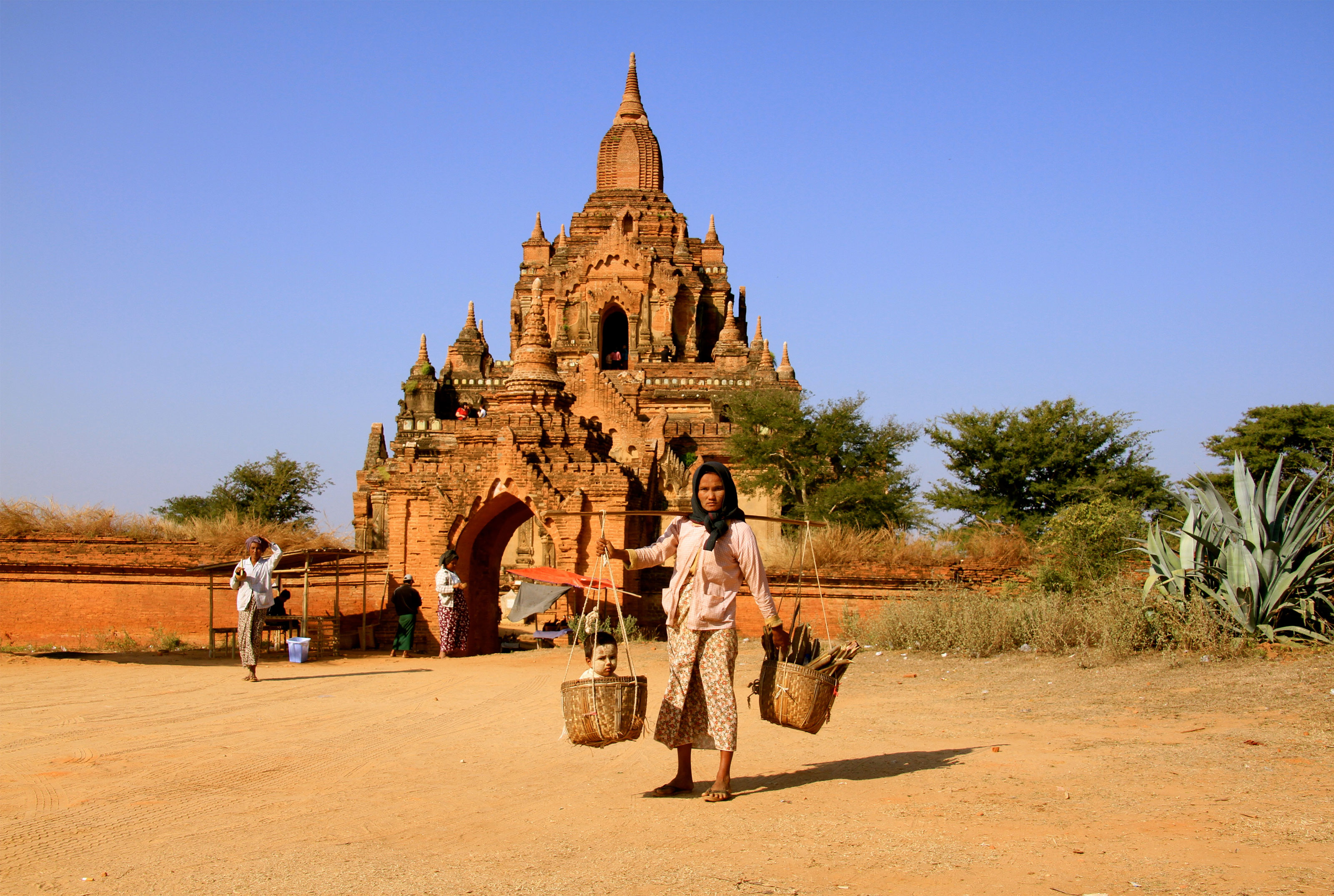 Xl Burma Bagan Temple Locals