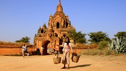 Xl Burma Bagan Temple Locals