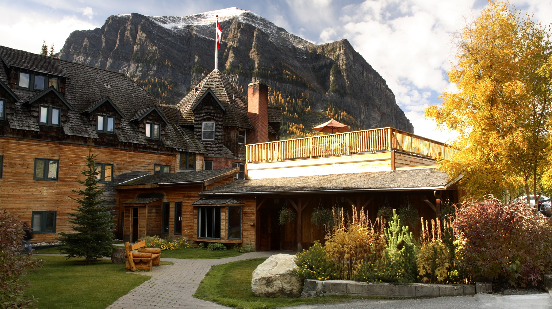 XL Canada Deer Lodge Lake Louise Exterior Mountain Fall