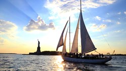 XL Usa New York SHEARWATER Sunset Statue Bkgd