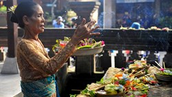 XL Offering Woman Old Temple Flowers Praying Bali Indonesia